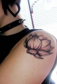 女性肩部漂亮的黑白莲花纹身图案