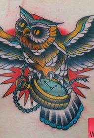 padrão de tatuagem de coruja bonito da velha escola no peito masculino