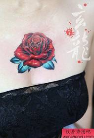 κορίτσια στήθος όμορφο ποπ-χρωματισμένο τατουάζ μοτίβο τατουάζ