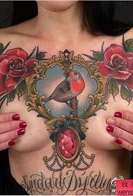 kvinna djup V-tatuering fungerar
