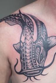 Baile dzīvnieku tetovējums vīrieša pleca melnā kalmāra tetovējuma attēls