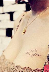 holka hrudník elektrokardiogram malé čerstvé tetovanie vzor