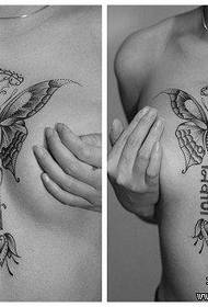 魅惑的な美胸人気蝶タトゥーパターン