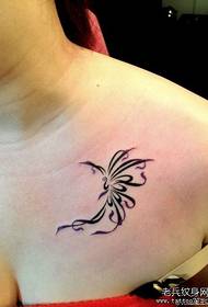žene vole uzorak tetovaže leptira u prsima