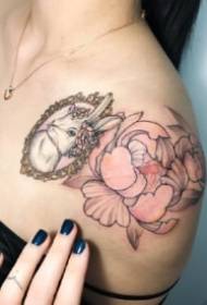 18 beautiful tattoo designs for girls' clavicle to shoulder