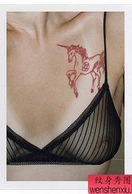 desenho de tatuagem de unicórnio de cor de peito