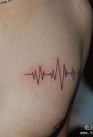 vīrietim krūtīs ir EKG tetovējums