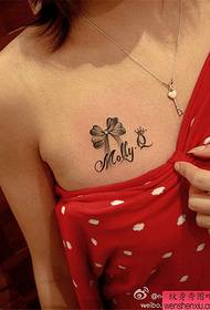 Moterų krūtinės lanko tatuiruotės tatuiruotė veikia
