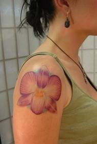 kvindelig skulder realistisk lyserød orkide tatoveringsmønster