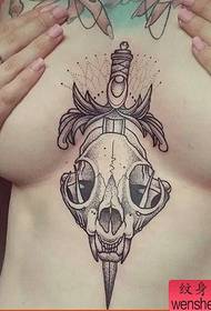 Tattooенска работа со тетоважа со тапан во градите