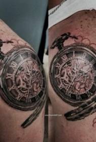 Foto di tatuaggio orologio da tasca europeo spalla maschile orologio da tasca nero tatuaggio
