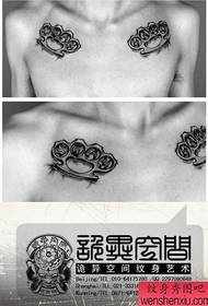 αρσενικό μπροστινό στήθος κλασικό δημοφιλές μοτίβο τατουάζ πυγμαχίας