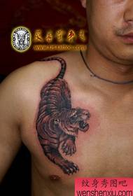 мужской грудной тигр вниз с горы татуировки