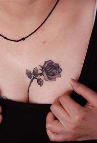 sexy beauty boobs good-looking rose tattoo pattern picture