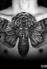 De borst van het tatoeagepatroon van de coole nachtvlinder