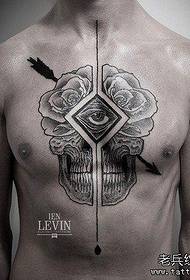 egy férfi mellkasát egy sor tetoválással