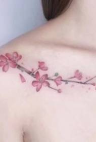26 chicas con pequeñas imágenes de tatuajes frescos en los hombros de la clavícula