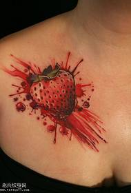 女性胸口泼墨草莓纹身图案