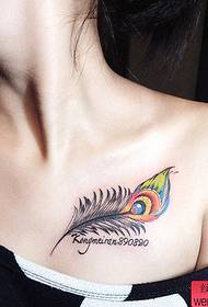 nejlepší tetovací muzeum doporučilo ženskému hrudníku barevné páví peří tetování