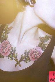 djevojka na prsima moda modna ruža tetovaža uzorak
