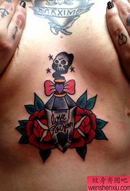 胸部下面一幅性感的school玫瑰花纹身图案