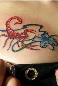 bello peito hermoso aspecto tatuaje de flor de scorpion