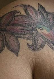 Colibrí de color de hombro y gran tatuaje de flor