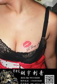 rinnassa punaiset huulet seksikäs tatuointi toimii