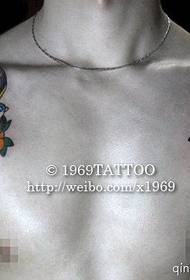 μικρά νωπά έργα τατουάζ κατάδυσης στο στήθος