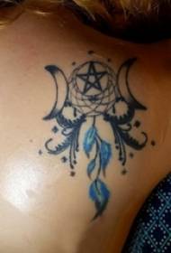 Dziewczyna z tatuażem na plecach, namalowana na odwrocie obrazu tatuażu łapacza snów