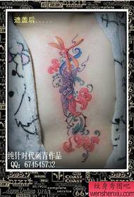vackert blommatatuerad tatuering på bröstet