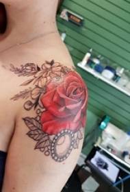 tatuaj flori literare fată umăr tatuaj flori literare imagine frumoasă