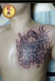 мъж гърдите готино черно и бяло кран татуировка фигура