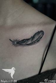 Patrón de tatuaxe de pluma de ombreiro feminino
