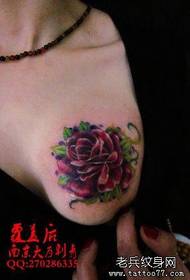 предивне груди прекрасни узорак дивних тетоважа ружа