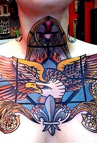 Un tatouage populaire d'aigle européen et américain sur la poitrine