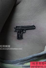 beleco brusto alternativo populara pistolo tatuaje ŝablono