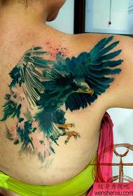 Poza de spectacol de tatuaj veteran recomandă o lucrare personalizată de tatuaj de vultur