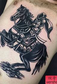 patrón de tatuaxe de cabaleiro no peito