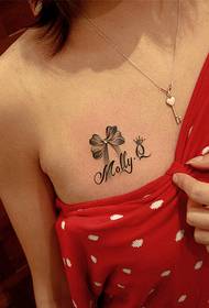 imagem de tatuagem de letra de gravata borboleta bonita no peito feminino