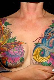 seksi ljepota na prsima ličnost zmija tetovaža uzorak slika