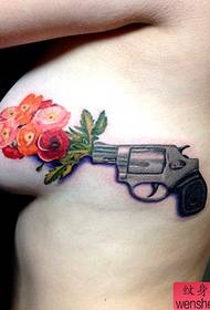 胸に美しいピストルの花のタトゥー