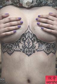 femeie în formă de punct piept Tatuajele din dantelă sunt împărtășite de muzeul tatuajului