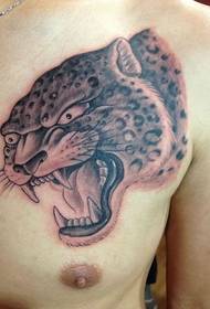 e Leopardkop Tattoo Muster vun der Brust Dominéiere