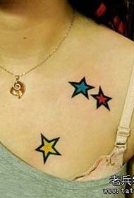 skaistuma krūtīs skaista krāsa ar piecu smailu zvaigžņu tetovējumu