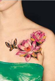 σέξι γυναικεία στήθος όμορφη όμορφη πεταλούδα τατουάζ λωτού εικόνα