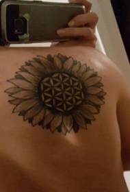 saulėgrąžų tatuiruotės nuotrauka mergaitės nugaros pečių juoda saulėgrąžų tatuiruotės nuotrauka