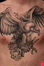 Consigliato un lavoro di tatuaggio avvoltoio al petto