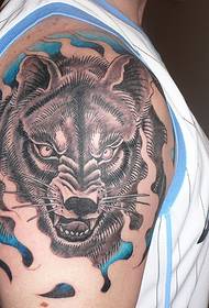 patrón de tatuaxe de lobo xaponés de ombreiro
