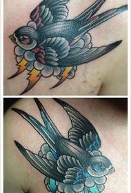 男性前胸流行流行的小燕子纹身图案
